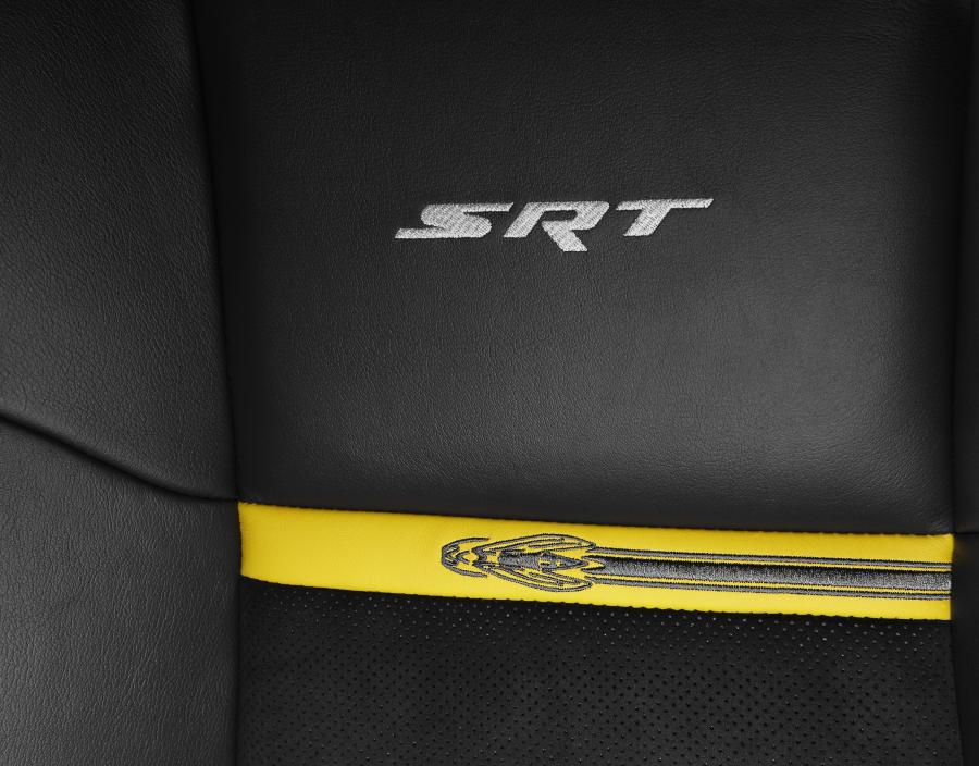 Детали интерьера Dodge Challenger SRT8 392 Yellow Jacket 2012 года  (фото 8 из 11)